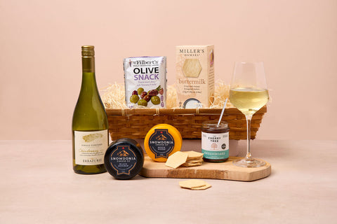 Chardonnay and Snowdonia cheese gift hamper